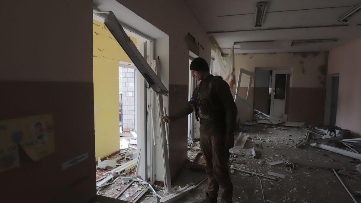 Un soldat ucraïnès revisa l’estat en què ha quedat un habitatge a Kíev. | EFE