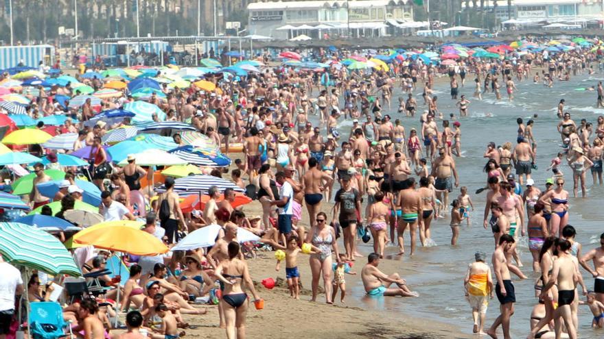 La playa del Cabanyal reabre tras su cierre por vertidos fecales