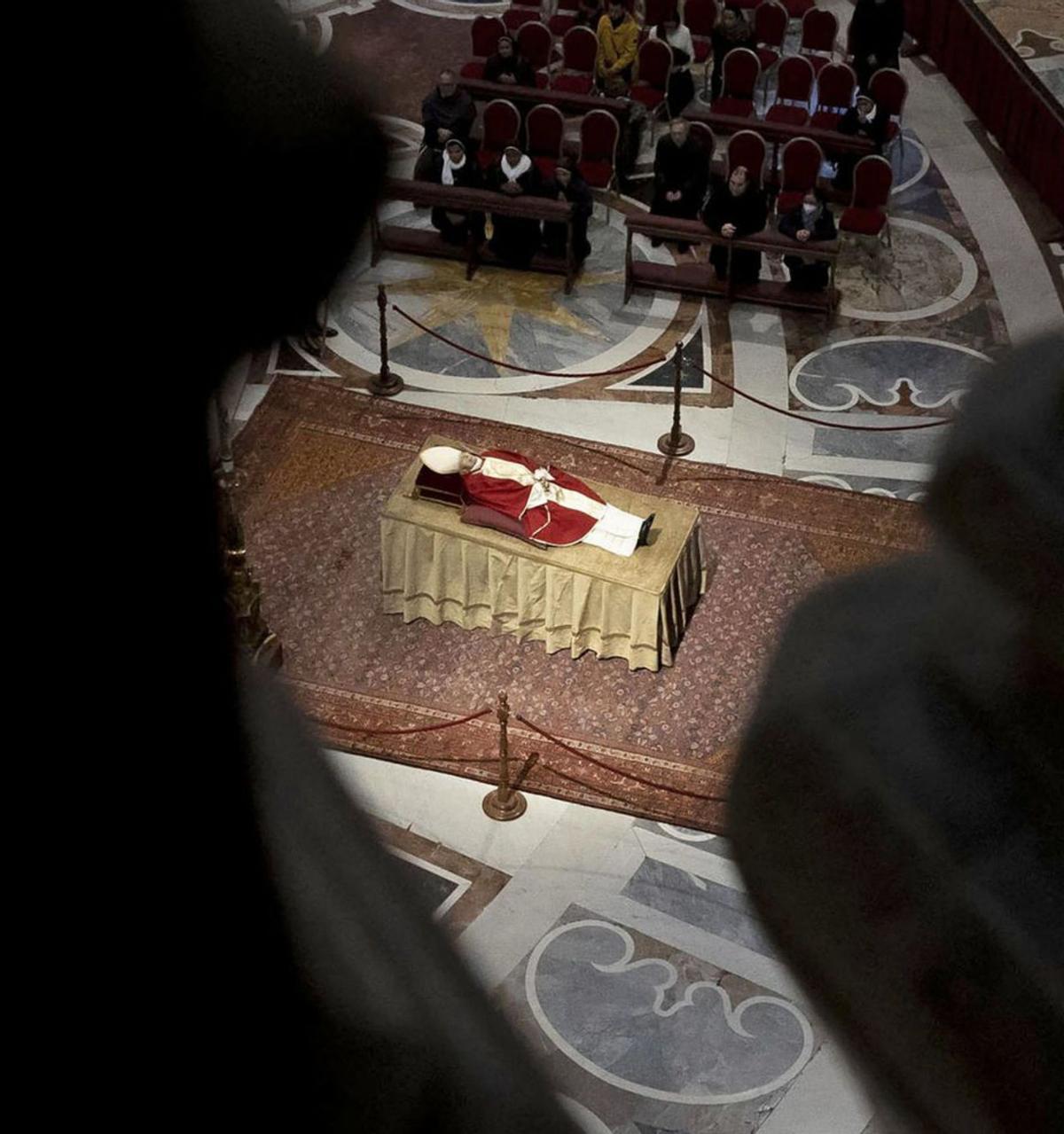 Una vista de la disposición del cadáver del Papa en la basílica de San Pedro. | Efe