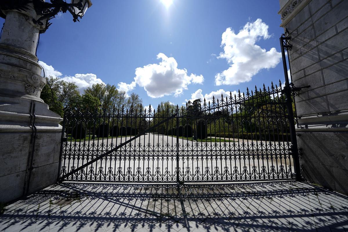 Puertas cerradas en el parque del Retiro de Madrid, en una imagen de 2020