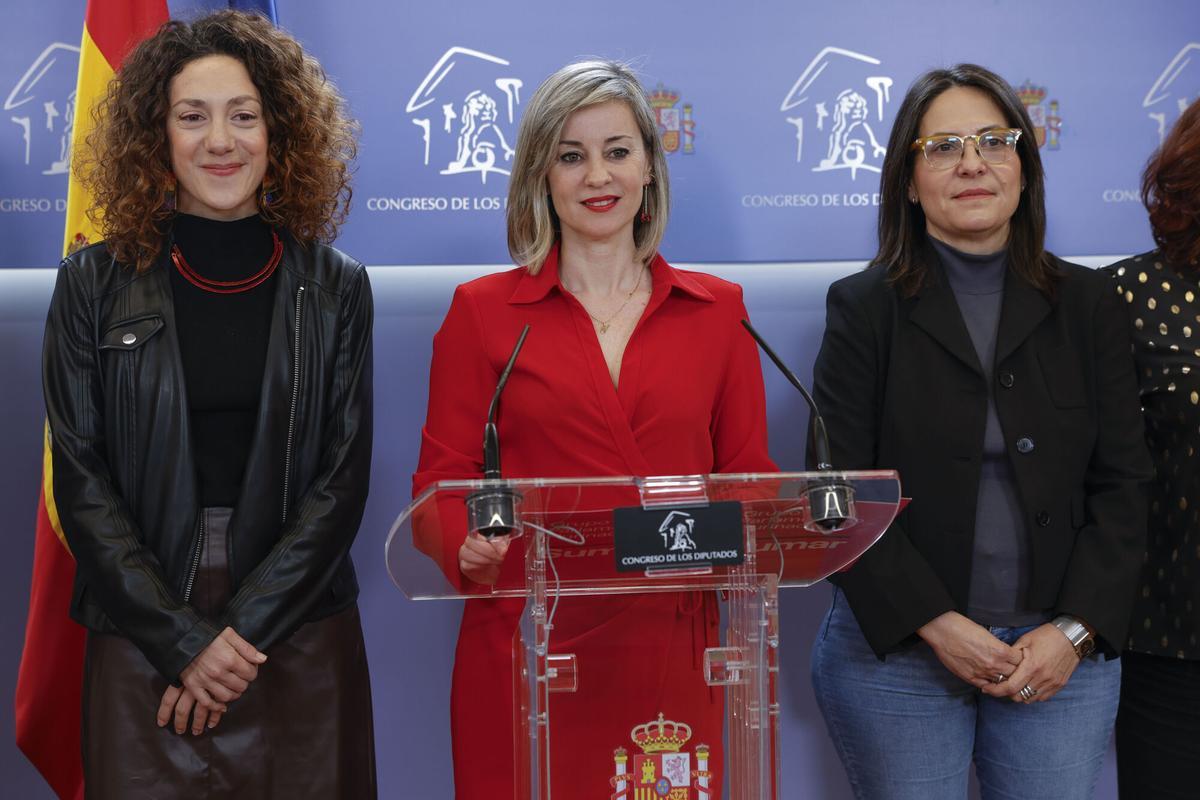 La portavoz de economía de Sumar, Aina Vidal, la portavoz Verónica Martínez y Esther Gil de Reboleño Vidal durante una rueda de prensa celebrada este jueves en el Congreso.