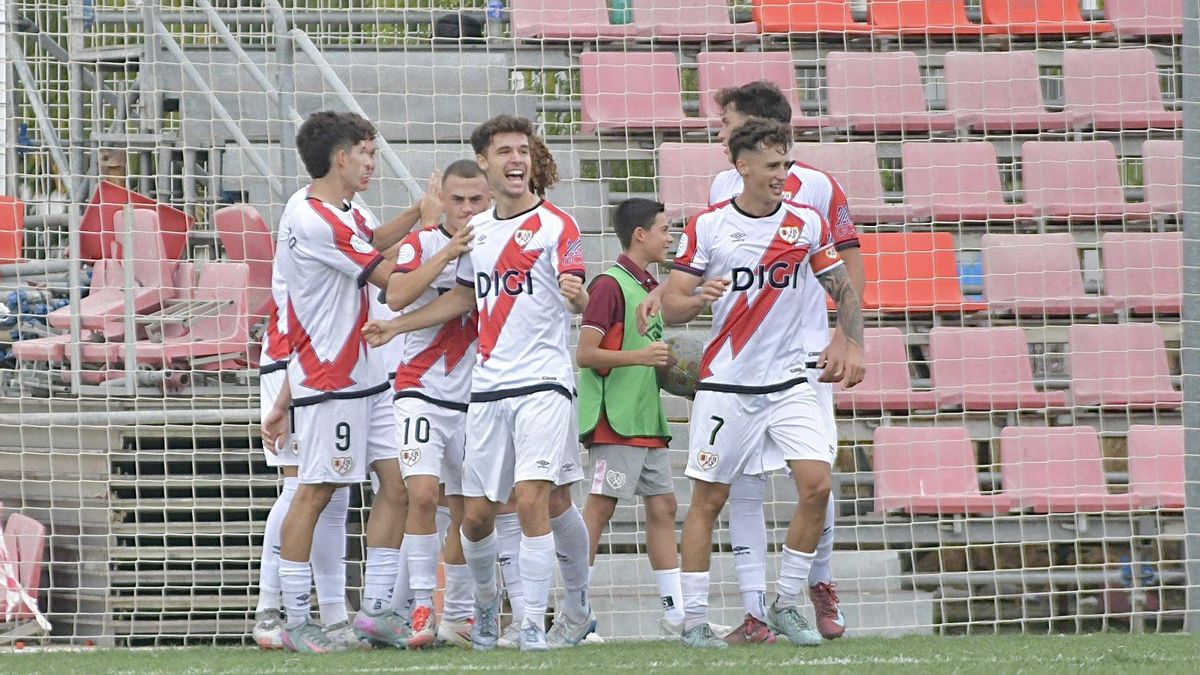 El acta que señala al Rayo Vallecano tras el debut liguero del filial: césped que "ponía en riesgo de lesión", sin médico y "toallas usadas por los jugadores"