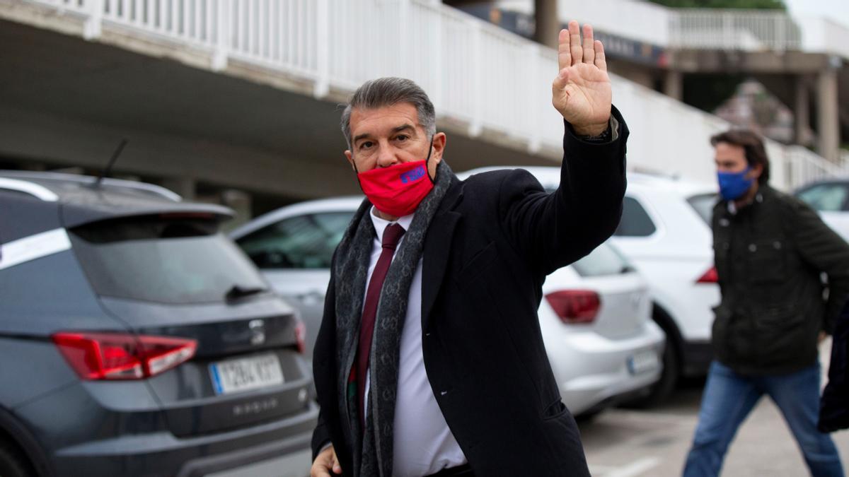 Joan Laporta saluda antes de entrar a la reunión con la Junta Gestora.