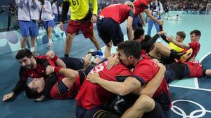 Los jugadores españoles celebran su victoria tras el partido por la medalla de bronce en balonmano entre España y Eslovenia en los Juegos Olímpicos de Paris 2024