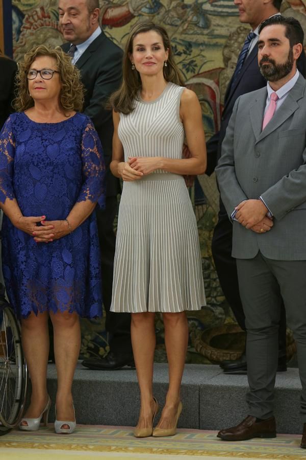 La Reina ha combinado su vestido de Hugo Boss con unos salones en beige