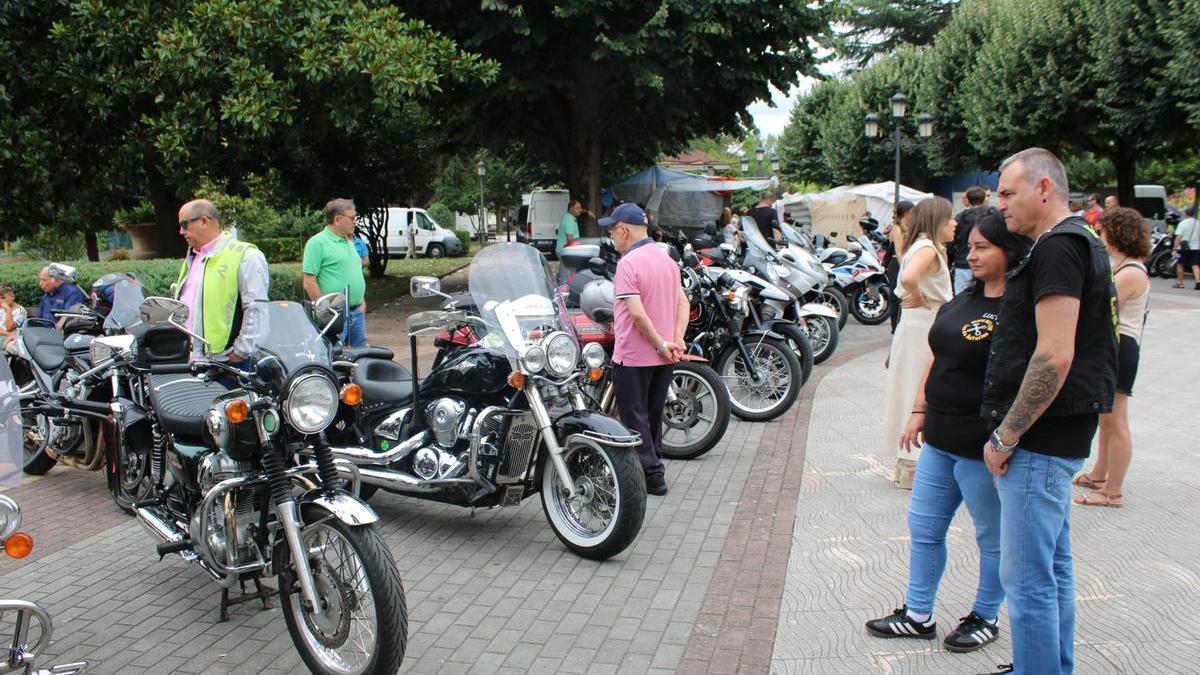 Dos participantes en la concentración, observando algunas de las motos.