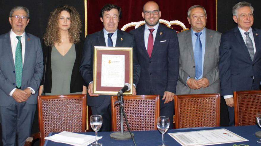 Caracuel, en el centro, junto a las autoridades que participaron en el acto.