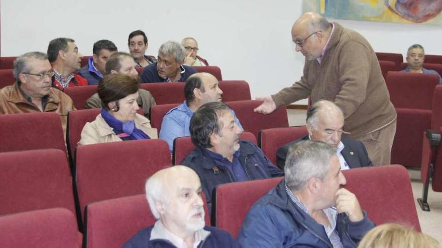 Un momento de la asamblea celebrada en la biblioteca de Marín.  // Santos Álvarez