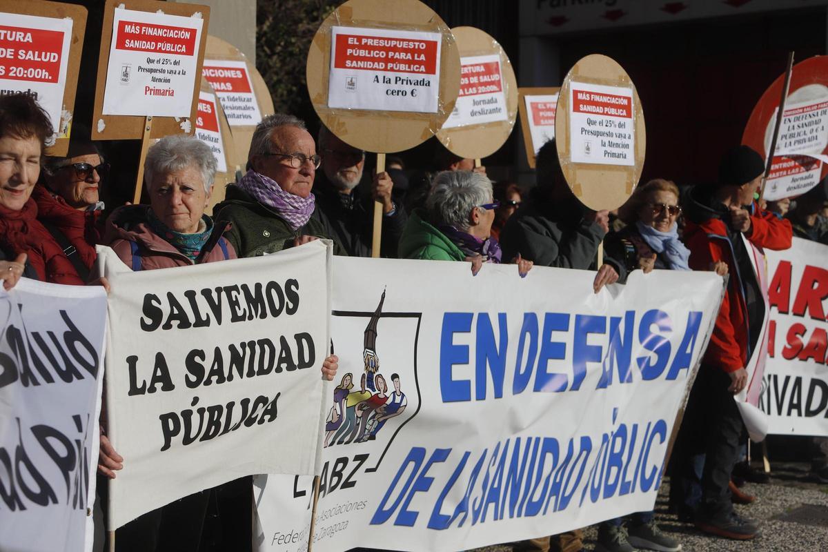 EN IMÁGENES | Protesta de la FAB en la Aljafería por la reforma de la atención primaria EN IMÁGENES | Protesta de la FAB en la Aljafería por la reforma de la atención primaria