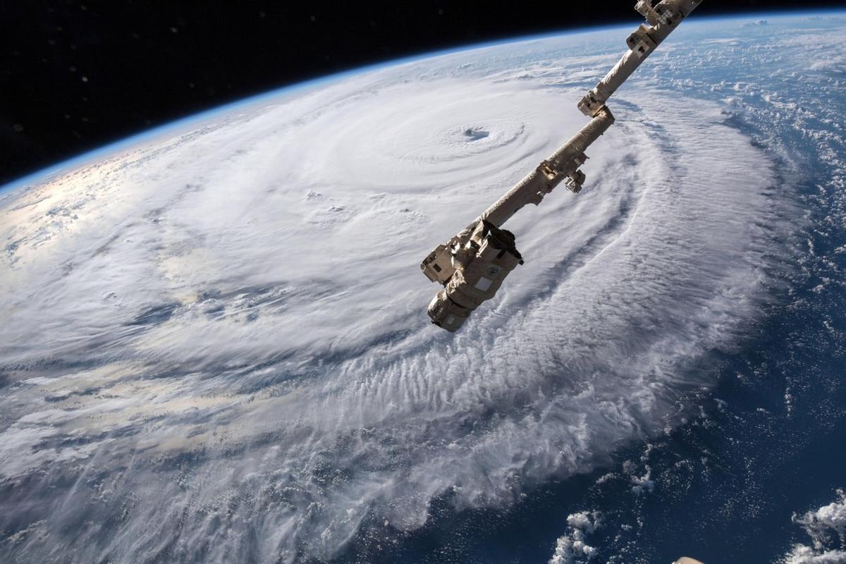 EPA7127  ESPACIO  ESTADOS UNIDOS   12 09 2018 - Fotografia cedida por la NASA muestra el ojo del huracan Florence sobre el oceano Atlantico hoy  12 de septiembre del 2018  El  extremadamente peligroso  huracan de categoria 4 Florence mantiene su fortaleza  dimension y organizacion en su ruta hacia Las Carolinas  en la costa sureste de EE UU   donde amenaza  entre otras  con una marejada ciclonica  EFE NASA SOLO USO EDITORIAL PROHIBIDA SU VENTA