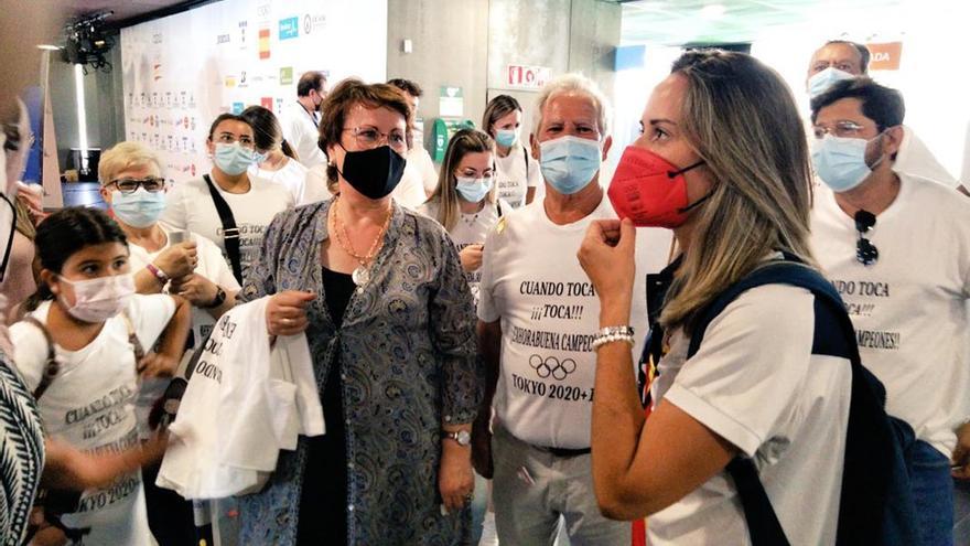 Fátima Gálvez, en el aeropuerto madrileño, rodeada de familiares que acudieron a recibirla.