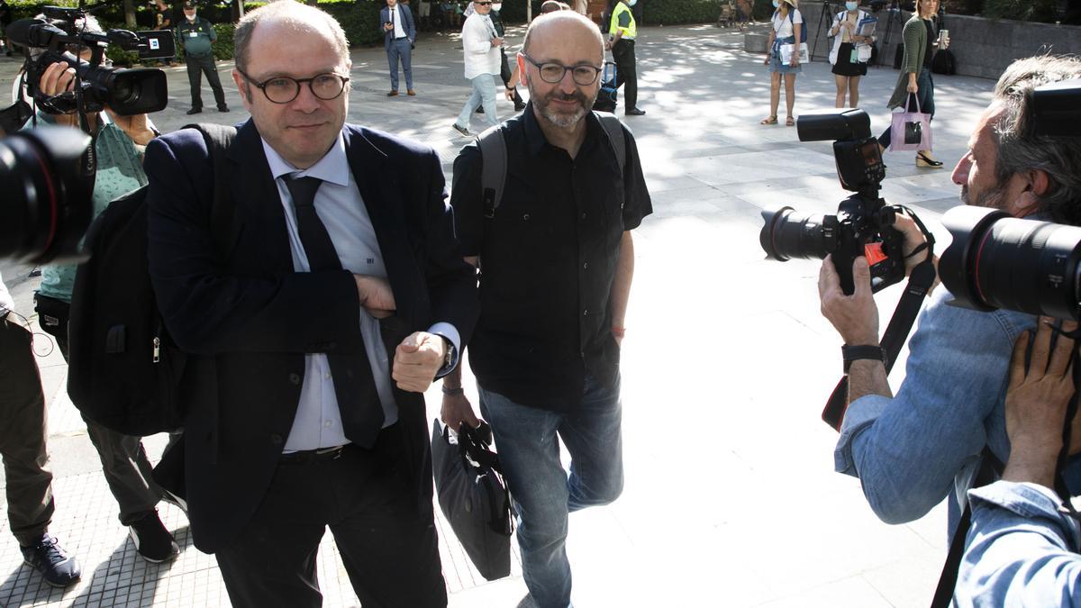 Francesc Puig, derecha, llega a la Ciudad de la Justicia a declarar, junto a su abogado.