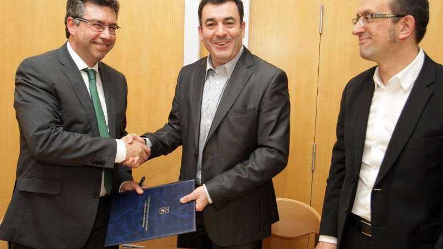 El conselleiro de Cultura, Román Rodríguez (centro), y el alcalde de Redondela, Javier Bas, se dan la mano tras firmar en convenio. // Faro