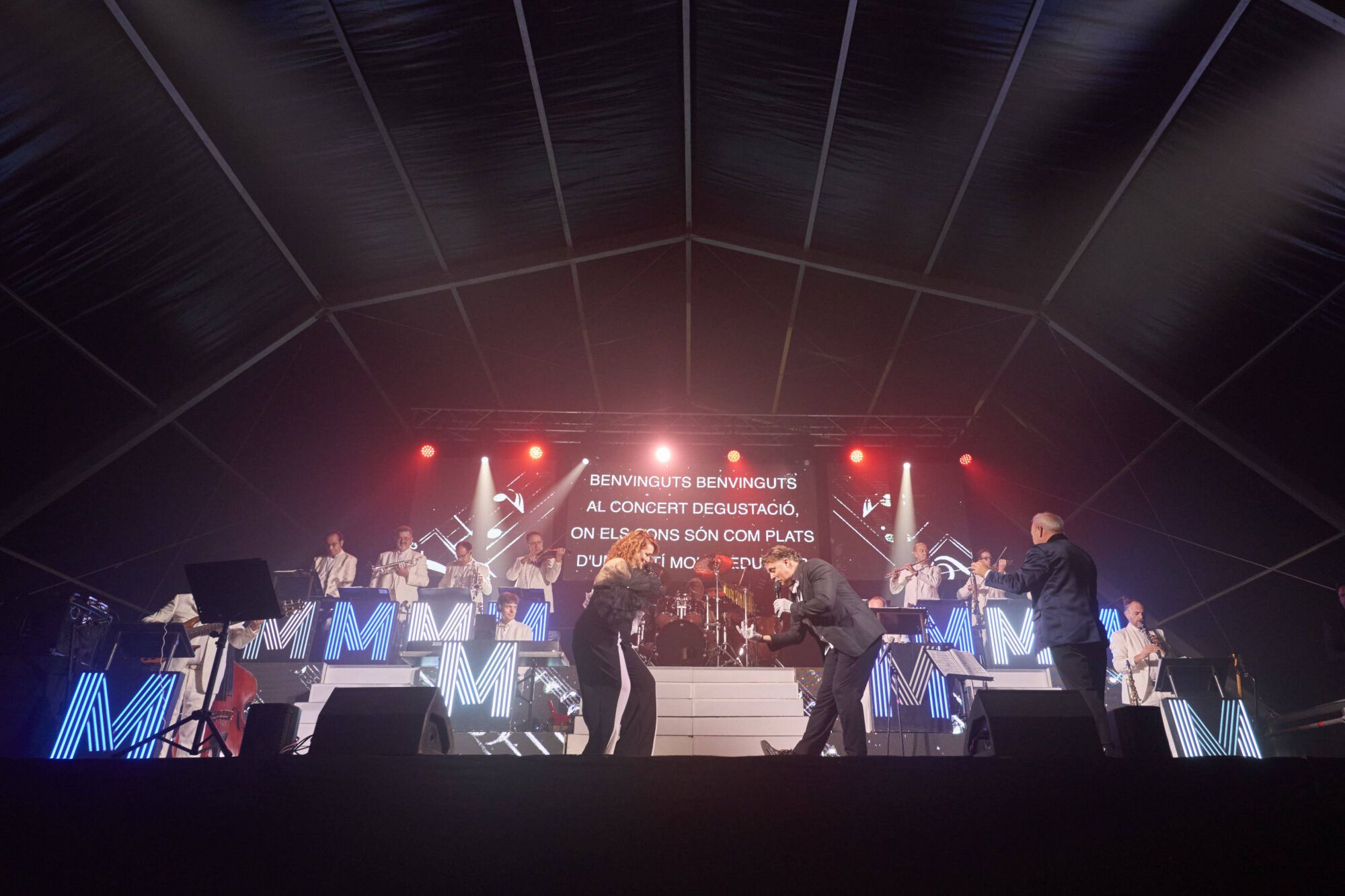 Ball amb  l'orquestra Malavella a l'embalat de la plaça Miquel de Palol