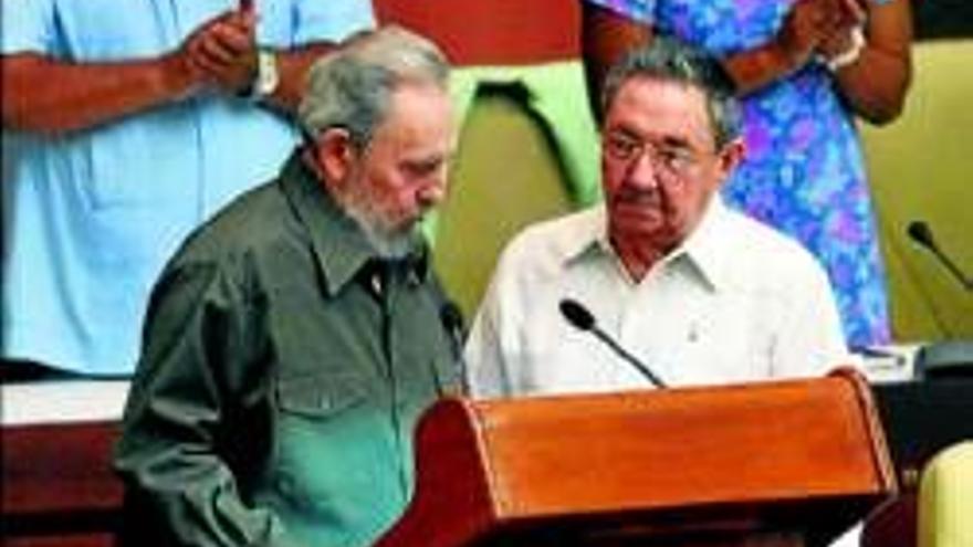 Fidel Castro vuelve al Parlamento tras cuatro años de ausencia