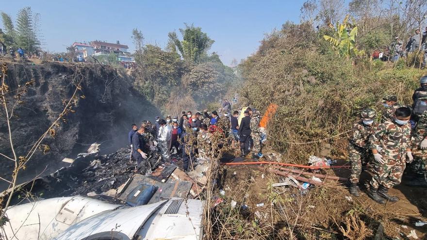 Al menos 68 muertos tras estrellarse en Nepal un avión que transportaba a 72 pasajeros