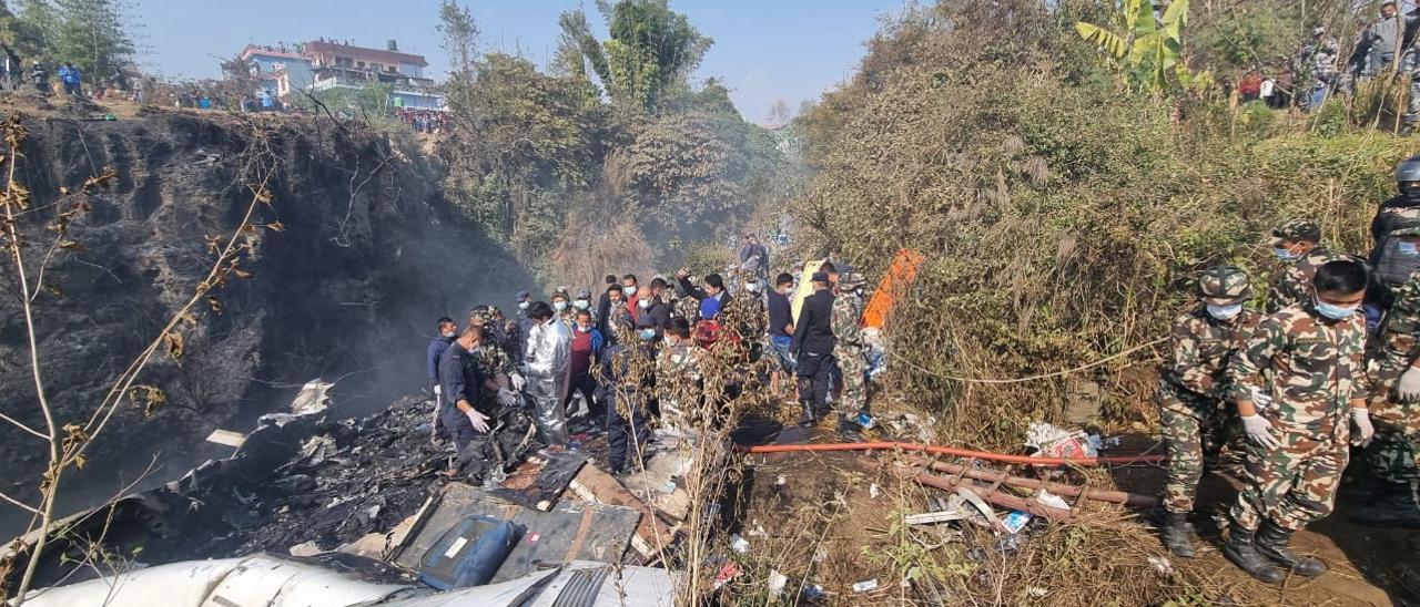 El impactante vídeo en directo del accidente aéreo de Nepal desde dentro del avión