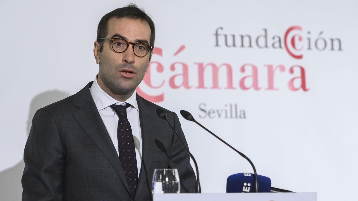 El ministro de Economía, Comercio y Empresa, Carlos Cuerpo, durante el coloquio organizado por la Fundación Cámara de Comercio de Sevilla sobre la situación de la economía en España.