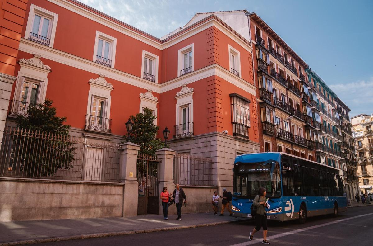 Un autobús aparcado frente al Palacio de Viana, residencia del ministro de Exteriores.