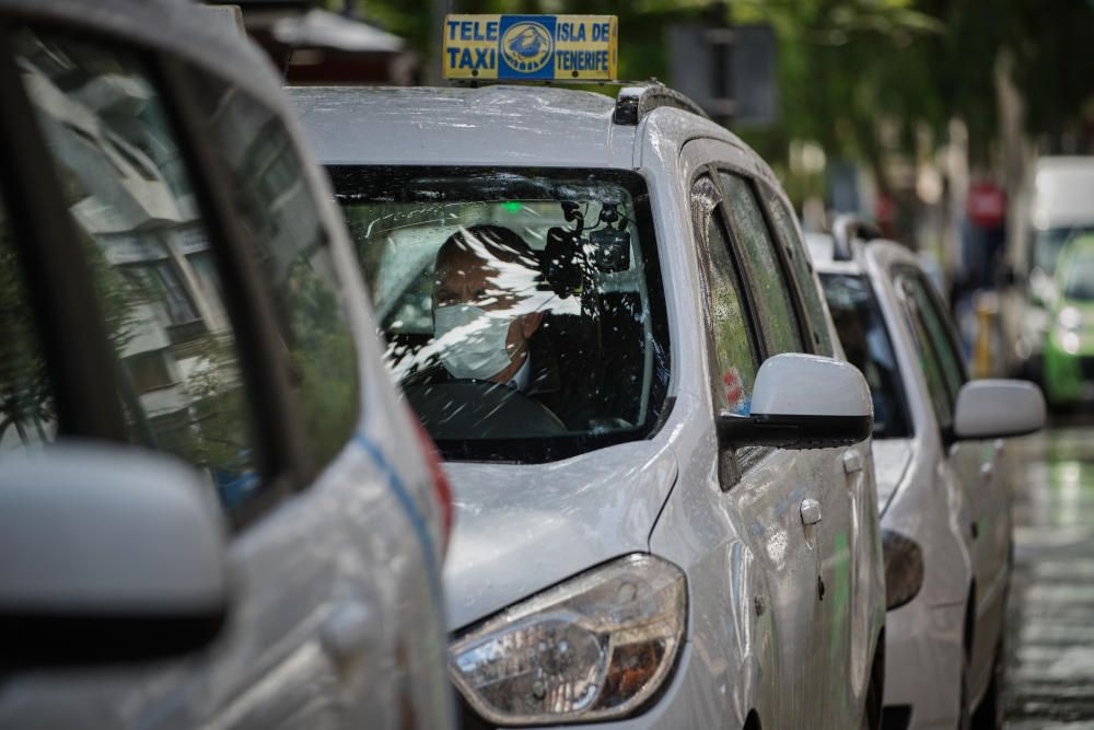 Taxis, guaguas y tranvía