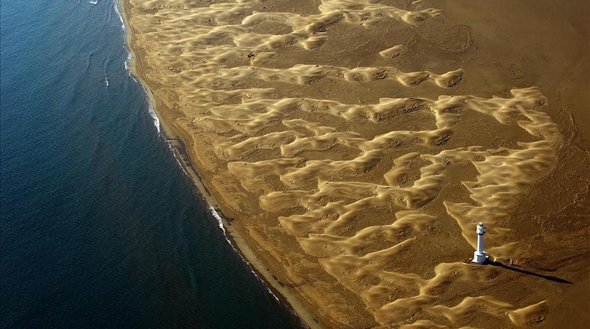 Panorámica área de la Punta del Fangar, en el delta del Ebro, en el año 2009. La zonas deltaicas, que ya aprecian claramente el aumento del nivel del mar, son uno de los territorios más vulnerables al cambio climático.