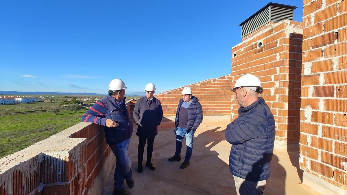 Alfredo Aguilera visita las obras que la empresa Safranja está acometiendo en la zona de San Antonio para construir ocho viviendas.