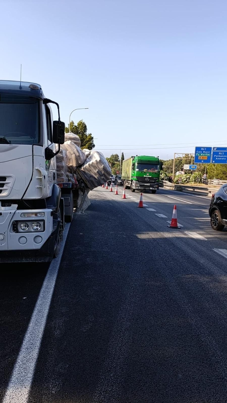 Atasco kilométrico en la Vía de Cintura de Palma al perder un camión parte de su carga