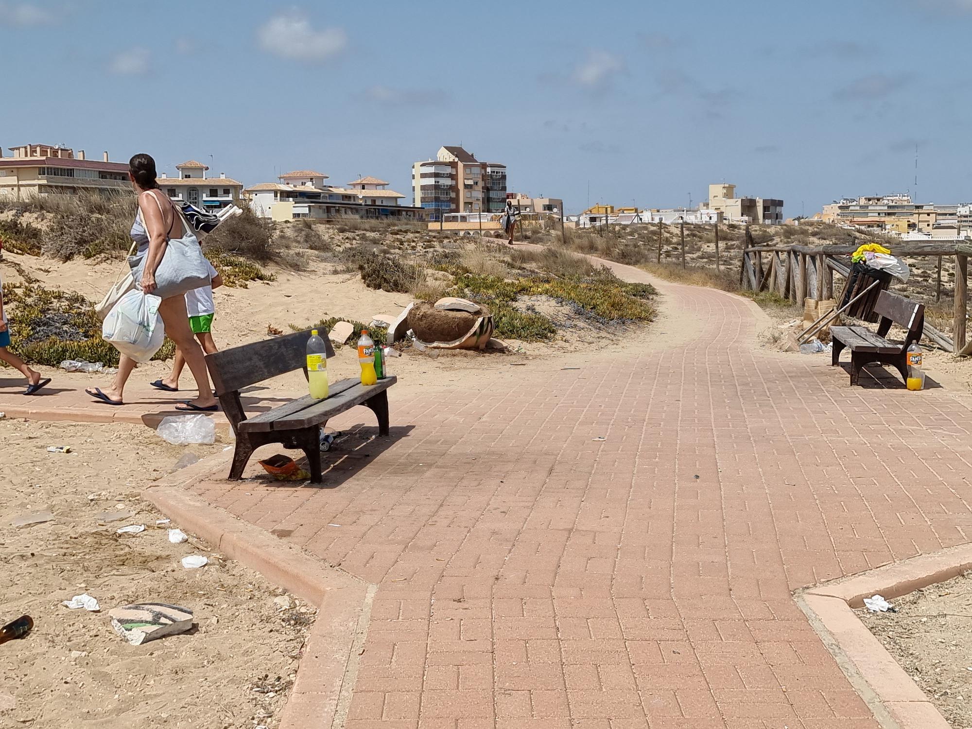 Así queda el paraje del Molino del Agua de Torrevieja tras un botellón