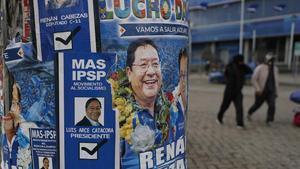 Carteles electorales del candidato del Movimiento al Socialismo, Luis Arce, en El Alto.