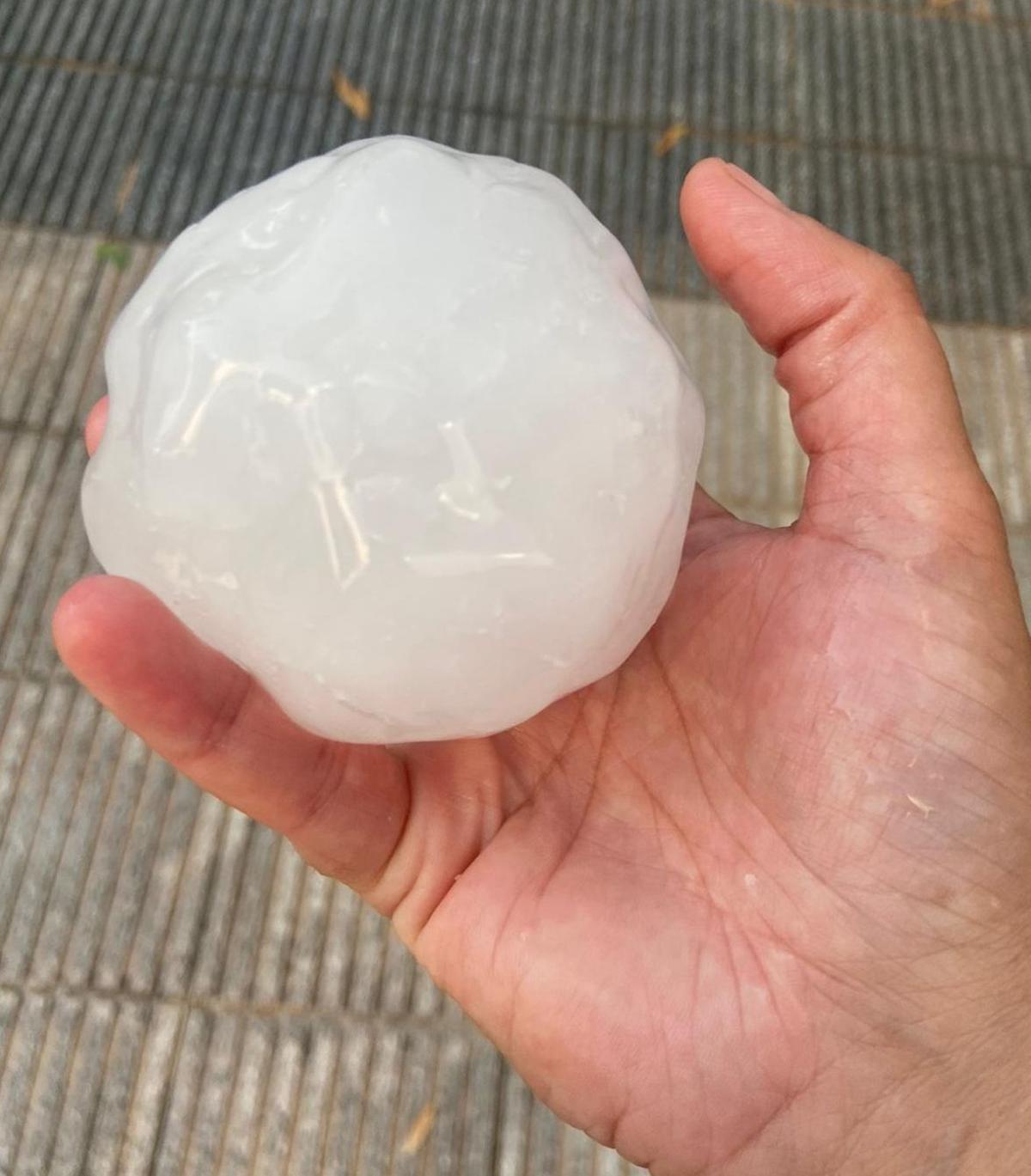 Bolas de granizo de 10 centímetros causan importantes daños en La Bisbal dEmpordà