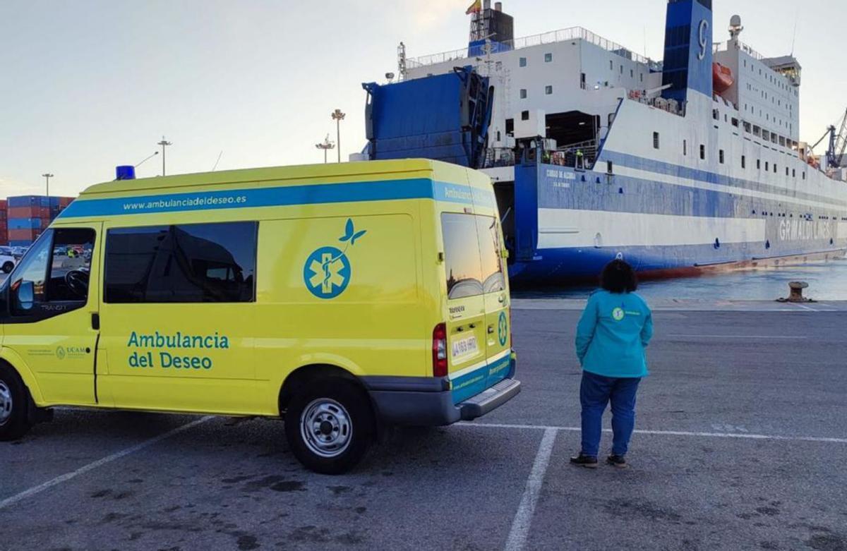 Los voluntarios de Ambulancia del Deseo esperando para entrar al barco. | F. A.D.