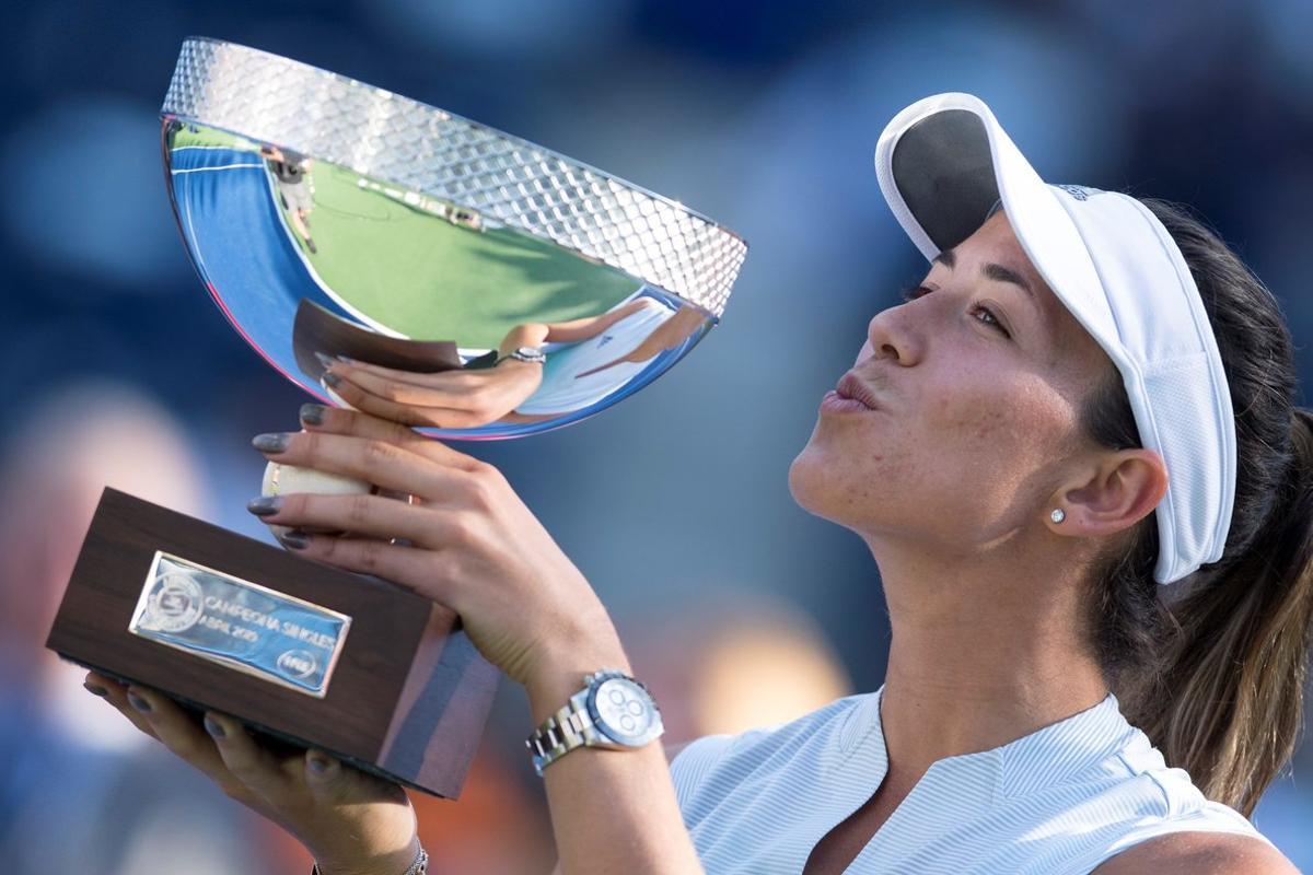 -FOTODELDIA- AME7859. MONTERREY (MÉXICO), 07/04/2019.- La tenista española Garbiñe Muguruza posa con el trofeo de finalista tras un partido contra la bielorrusa Victoria Azarenka, este domingo, durante el Abierto de Tenis de Monterrey (México). EFE/ Miguel Sierra