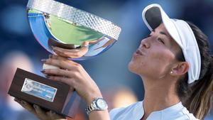 -FOTODELDIA- AME7859. MONTERREY (MÉXICO), 07/04/2019.- La tenista española Garbiñe Muguruza posa con el trofeo de finalista tras un partido contra la bielorrusa Victoria Azarenka, este domingo, durante el Abierto de Tenis de Monterrey (México). EFE/ Miguel Sierra
