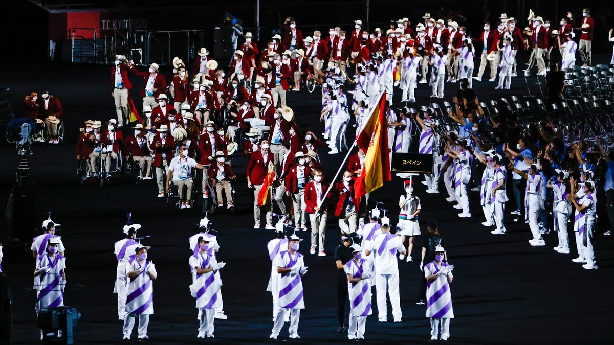 Michelle Alonso y Ricardo Ten encabezan el desfile de los integrantes de la expedición española en el Estadio Olímpico de Tokio