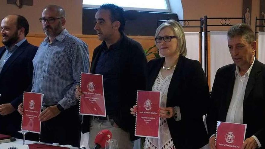 Didia Liedo, junto a otros miembros de la candidatura &quot;Sentir al Zamora otra vez&quot;.