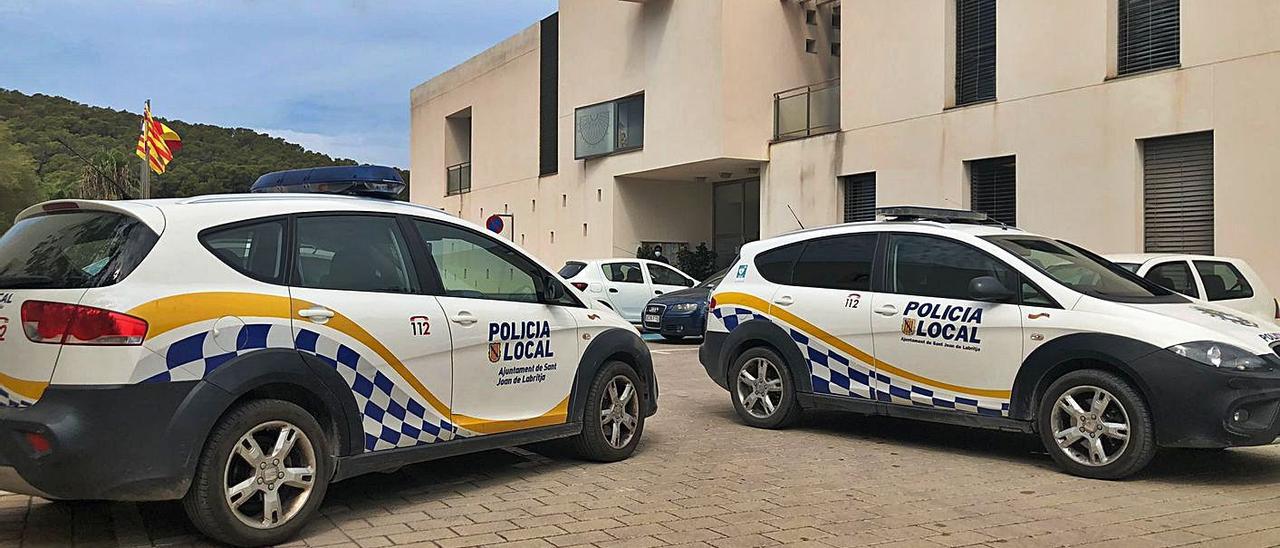 Dos coches de la Policía Local de Sant Joan en la entrada del retén, ayer. | AYTO. SANT JOAN