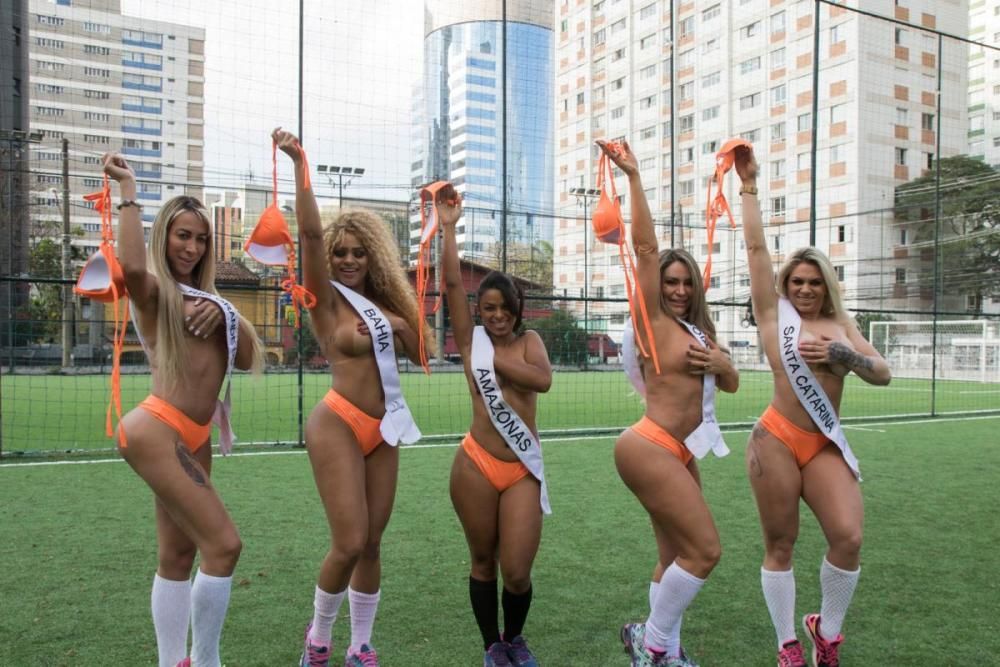 Las Miss Bumbum, a la caza de Pokémon