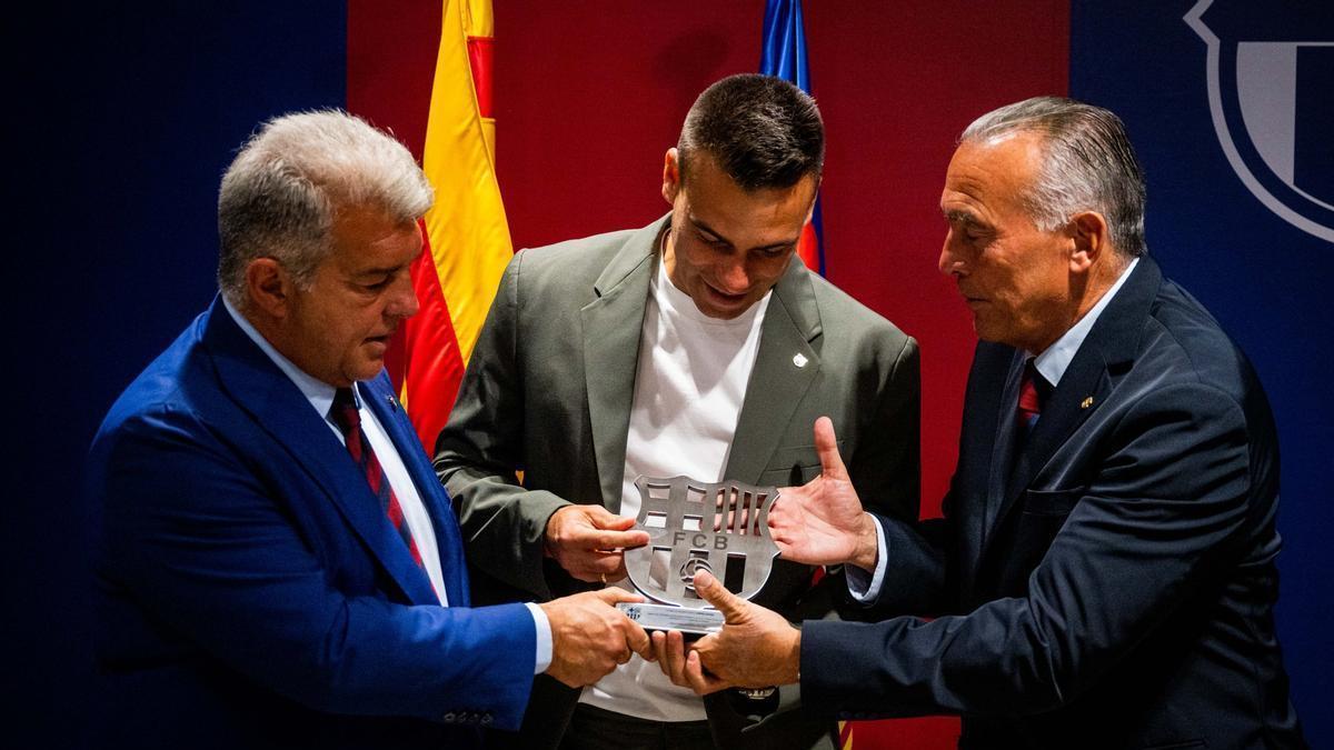 Laporta y Yuste entregan a Sergio Lozano una placa de homenaje.