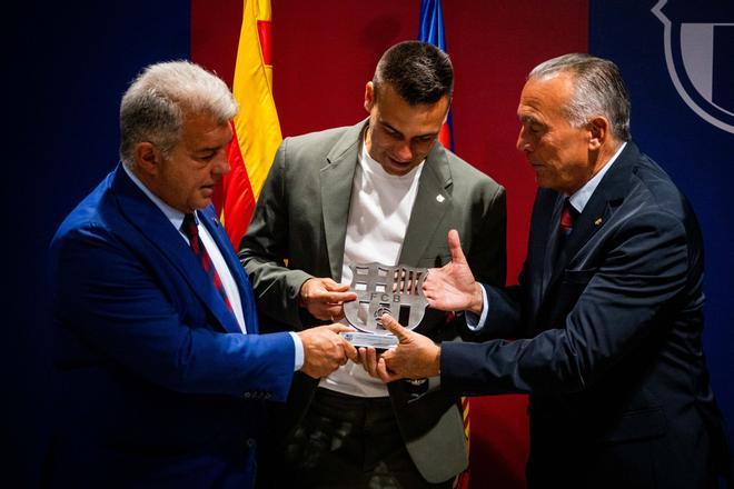 Victoria del Barça en el homenaje al eterno Sergio Lozano