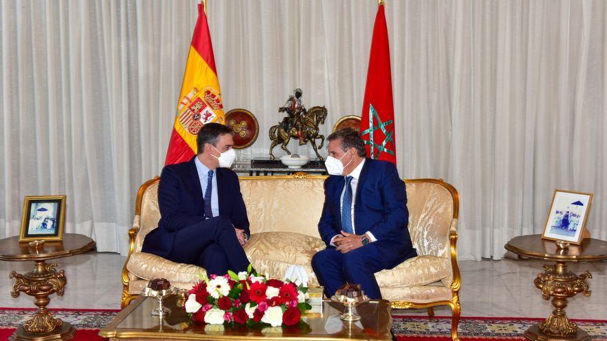 El presidente del Gobierno español, Pedro Sánchez, en Rabat junto a su homólogo marroquí, Aziz Ajanuch..