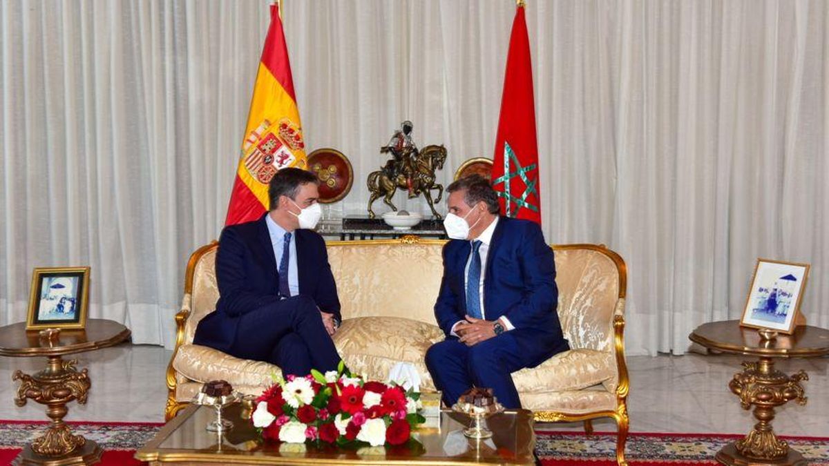 El presidente del Gobierno español, Pedro Sánchez, en Rabat junto a su homólogo marroquí, Aziz Ajanuch..