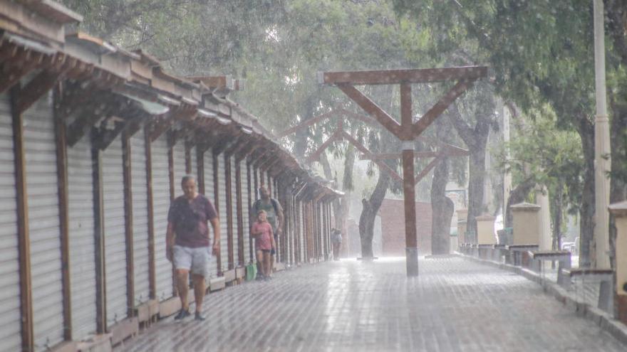 Una tormenta sorprende a turistas y vecinos de Guardamar del Segura