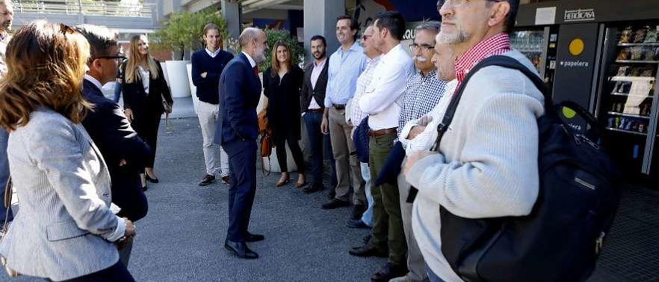 El presidente del Grupo Covadonga, Antonio Corripio, saluda a los representantes de otros clubes.
