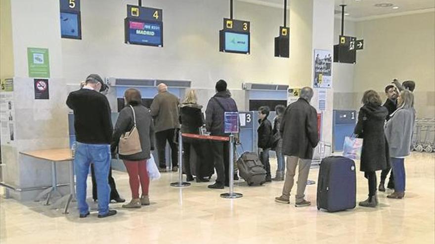 La Junta espera mejorar los horarios si declaran los vuelos desde Badajoz de servicio público