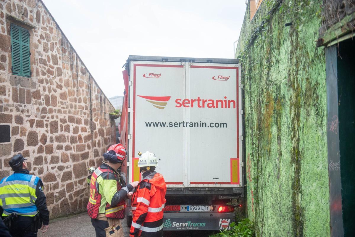 Un tráiler, atascado en As Xubias