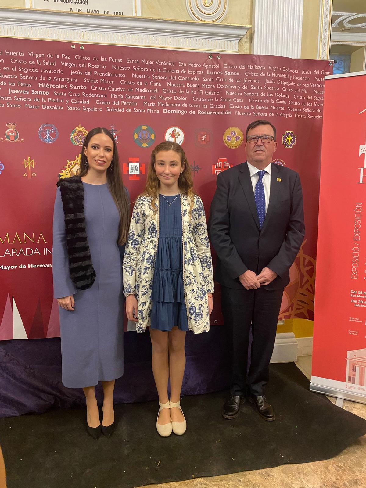 Las Reinas de las Fiestas, Estela Diaz y Lucia Fernández, y el presidente de la FAFBA, Juan Antonio Javaloyes.
