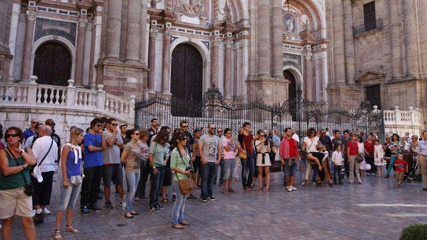 Un grupo de turistas junto a la Catedral de Málaga.