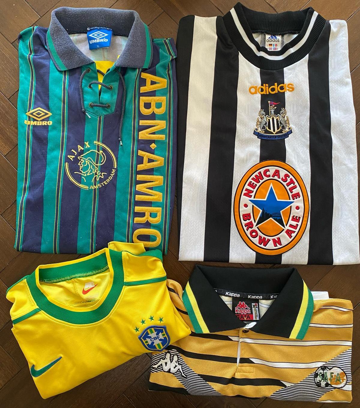 La camiseta del Newcastle del a?o 96 con la marca de cerveza propia de Newcastle, junto a una del Ajax, otra de Brasil y otra de Sud芍frica