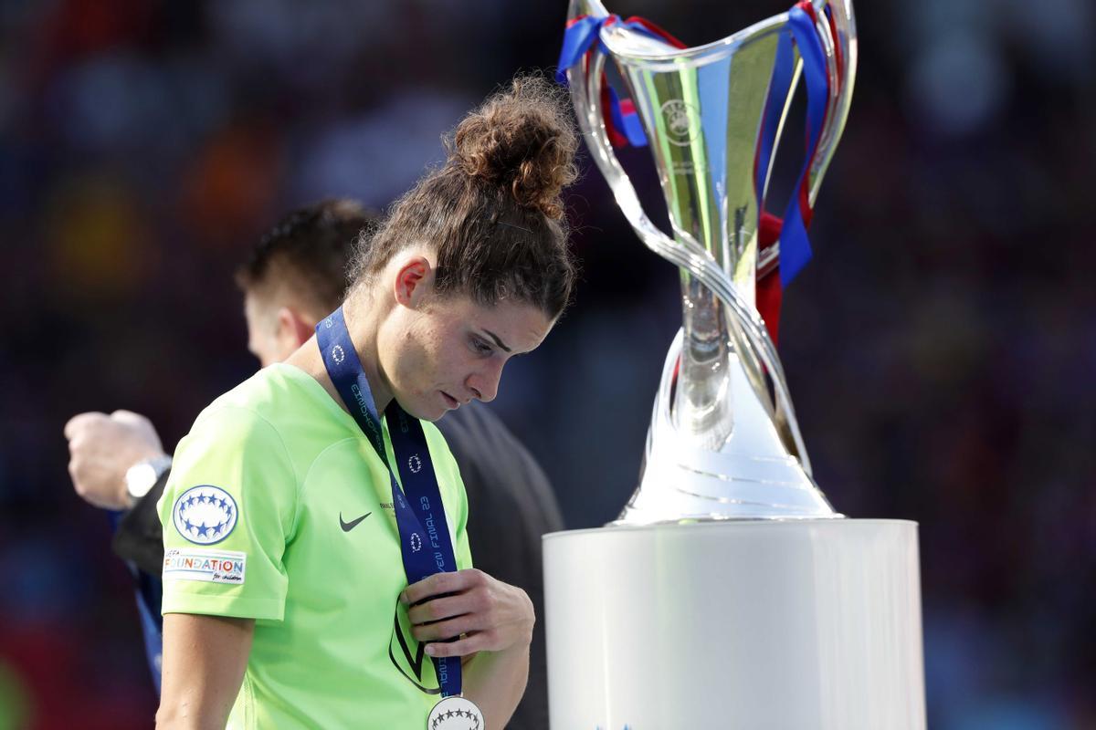 Eindhoven (Netherlands), 03/06/2023.- Dominique Janssen of VfL Wolfsburg reacts with her runner-up medal after losing the UEFA Women’s Champions League Final between FC Barcelona and VfL Wolfsburg in Eindhoven, Netherlands, 03 June 2023. (Liga de Campeones, Países Bajos; Holanda) EFE/EPA/MAURICE VAN STEEN