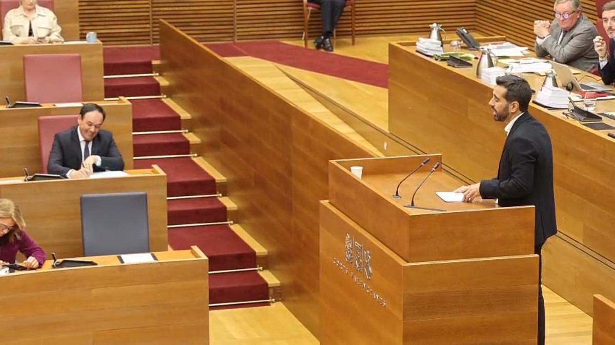 José Muñoz, síndic del PSPV, interviene en la sesión de investidura de Llorca.